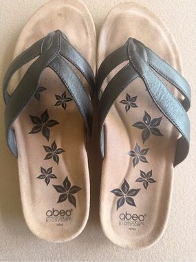 Abeo Biosystem sandals featuring contoured footbed designed for arch support Sz9